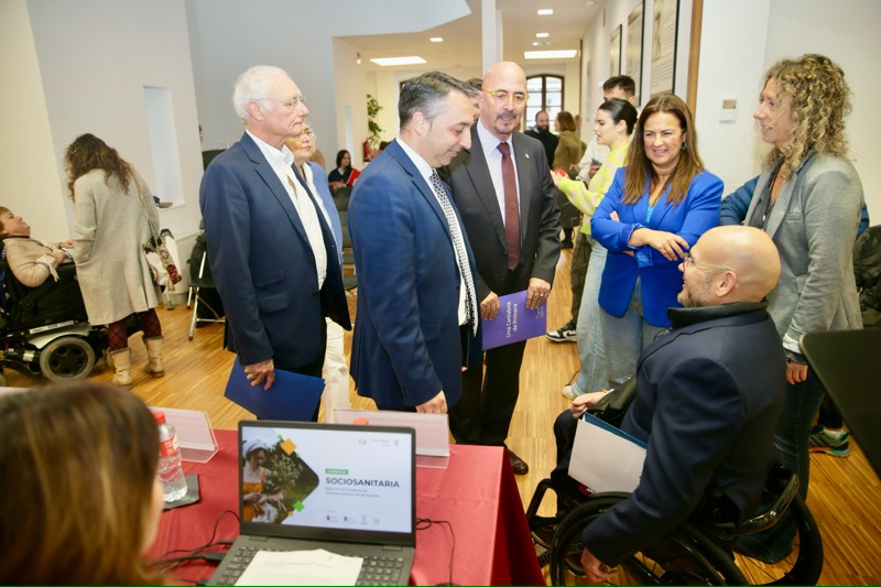 Asistentes a la inauguración de la jornada sociosanitaria organizada por COCEMFE. (Foto: Ignacio Romero)
