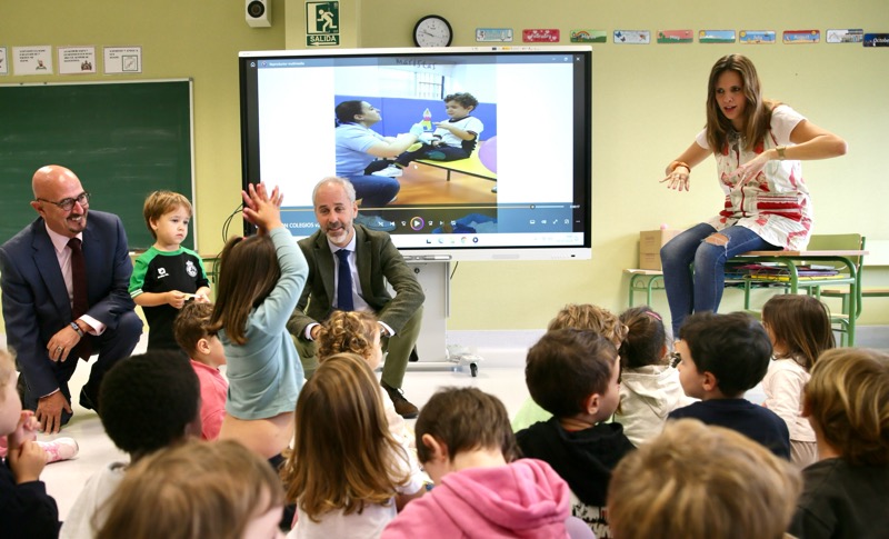 Silva y Pascual han acudido hoy al CEIP Cabo Mayor para acompañar a los profesionales sanitarios en la campaña de inmunización contra la gripe a los niños de 3 y 4 años (Foto: Nacho Romero)